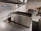plan de travail en acier inoxydable dans une cuisine commerciale équipée d'appareils en acier inoxydable