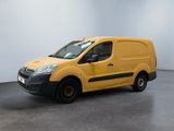 La camionnette jaune est garée dans la pièce vide de l'immeuble.