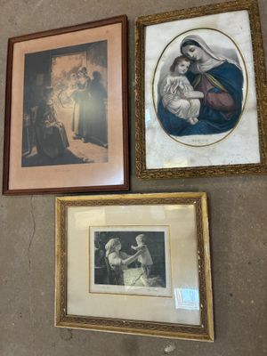 Trois tableaux représentant la Vierge à l'Enfant sont accrochés au mur.