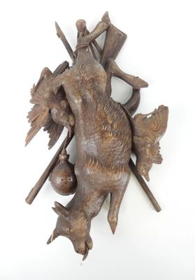 une sculpture métallique représentant un oiseau sur le dos duquel se trouvent plusieurs autres oiseaux