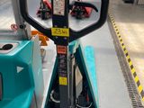 un chariot élévateur garé à l'intérieur d'un bâtiment