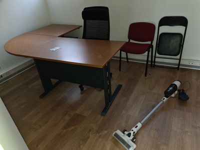 R19 : lot de mobilier comprenant Bureau d’angle, 2 Meubles c…