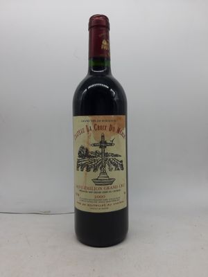 une vieille bouteille de vin posée sur une table