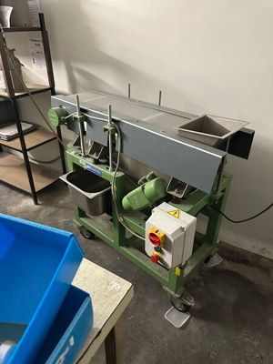 une image représentant une pièce avec une table et une étagère
