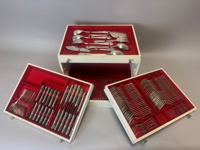 trois services d'argenterie dans un coffret en bois avec un couvercle rouge