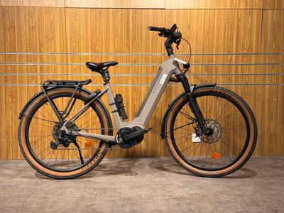 une photo d'un vélo garé dans un garage