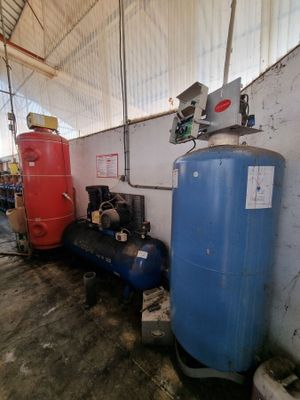 deux réservoirs d'eau placés l'un à côté de l'autre dans un bâtiment