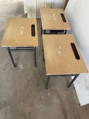 Lot de 3 bureaux d’ ecole en bois et fer .