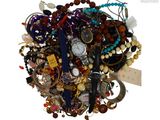 une pile de bijoux assortis sur une surface blanche