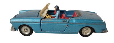 une petite voiture bleue avec une planche de surf posée dessus