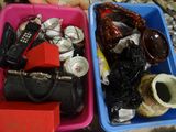 deux bacs en plastique contenant des objets, posés sur une table