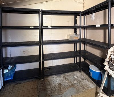 une pièce avec des étagères et des seaux à l'intérieur
