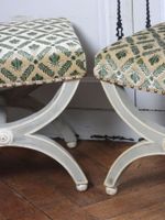 PAIRE DE TABOURETS curules en bois mouluré, sculpté et laqué… (photo 3)