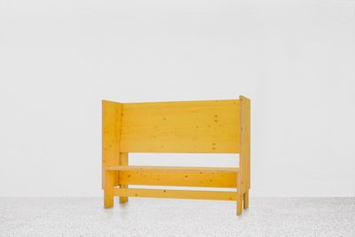 un banc en bois au milieu d'une pièce blanche