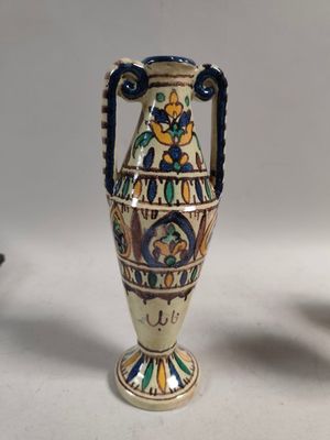 deux vases posés l'un à côté de l'autre sur une table