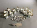 de nombreuses tasses et cuillères disposées en cercle sur la table