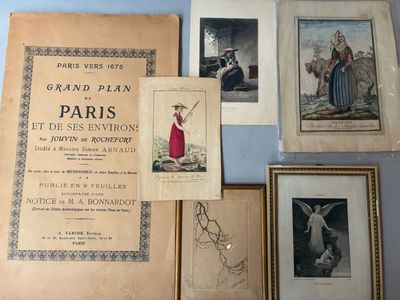 quelques vieux livres sont posés sur une table avec des images d'animaux