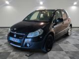 la photo d'une petite voiture noire garée dans un garage