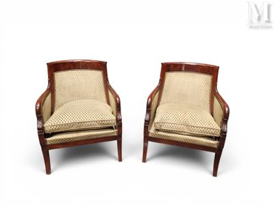 une paire de chaises à accoudoirs rembourrés, de style Louis II