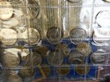 tout un tas de pièces exposées dans une vitrine