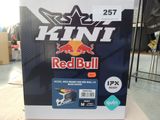 Des cartons de produits Red Bull sont empilés sur une table dans un magasin