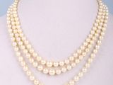 un collier de perles à trois rangs sur un mannequin, un mannequin, un mannequin, un mannequin, un mannequin, un mannequin, un mannequin, un mannequin, un mannequin, un mannequin, un mannequin, un mannequin, un mannequin, un mannequin, un mannequin, un mannequin, un mannequin, un mannequin, un mannequin, un mannequin, un mannequin, un mannequin, un mannequin, un mannequin, un mannequin, un mannequin, un mannequin, un mannequin, un mannequin, un mannequin, un mannequin, un mannequin, un