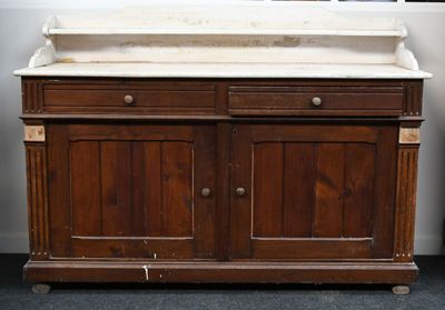 une armoire en bois avec un plateau en marbre, montée sur roulettes