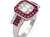 gros plan d'une bague en diamant et rubis sur fond blanc