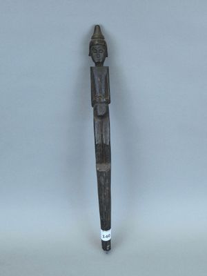 une image représentant une statue en bois représentant une personne