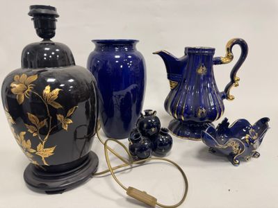 beaucoup de vases bleus et une lampe posée sur une table
