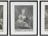trois dessins en noir et blanc représentant des femmes en robe