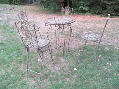 quatre chaises et une table dans le jardin