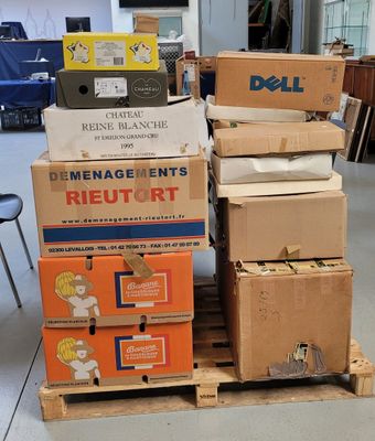 plusieurs boîtes empilées dans une pièce