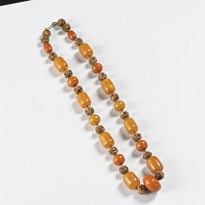 un collier de perles orange sur un fond blanc