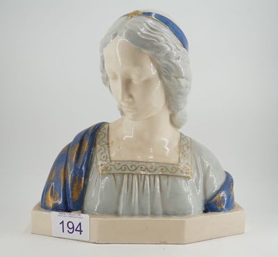 une figurine représentant une femme en robe bleue