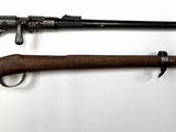 un vieux pistolet et un fusil sur fond blanc