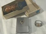 un briquet et son étui posés sur un lit