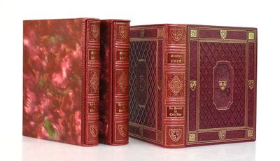 deux livres rouges posés l'un à côté de l'autre sur une surface blanche