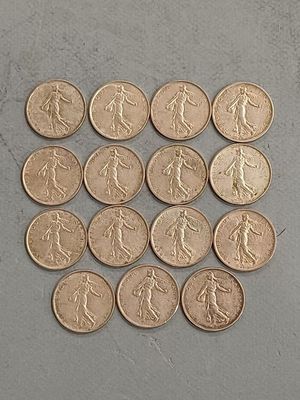 six types de pièces différents sont disposés en carré