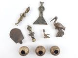 une image représentant un ensemble d'objets en bronze posés sur une surface blanche
