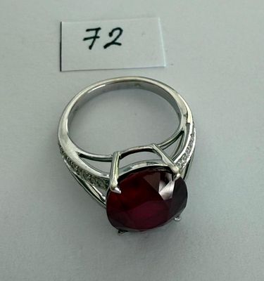 Bague en or gris, sertie d'un joli Rubis Ovale ( traité ) ca…