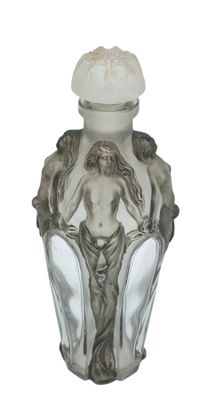 un vase en argent orné d'une statue, sur fond blanc