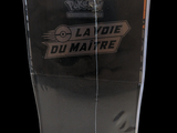 a glass with a sticker on it that says la vie du matre