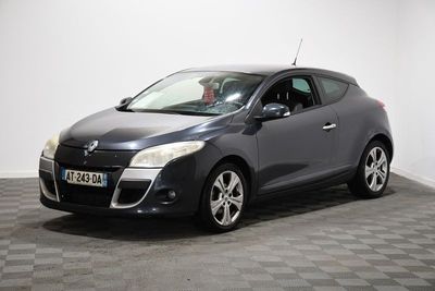 la voiture grise est garée sur le sol en damier de la pièce