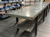 une longue table au milieu d'une pièce comportant de nombreuses étagères