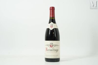 une bouteille de vin posée sur une table