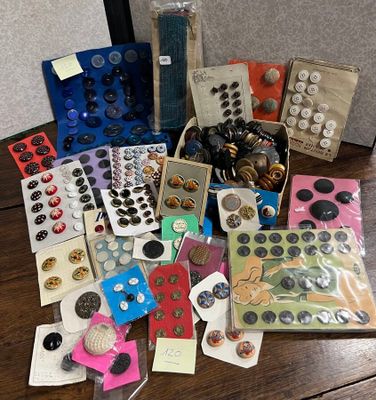 il y a toutes sortes de boutons sur la table