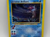 gros plan d'une carte pokemon sur une surface blanche