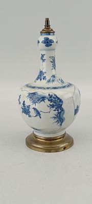Vase chinois en porcelaine bleue et blanche sur un socle doré