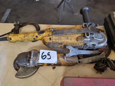 deux vieux outils posés sur une table, avec une étiquette de prix
